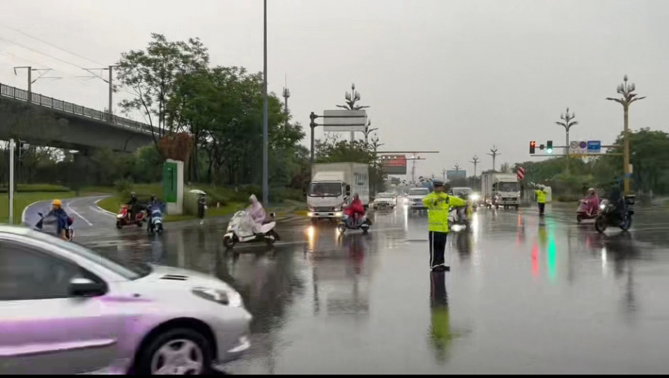 雨后成都：公安交警执勤疏导，交通有序恢复，市民走上街头散步