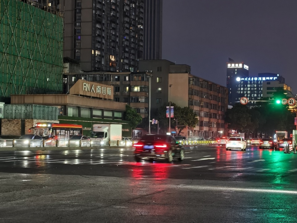 雨后成都：公安交警执勤疏导，交通有序恢复，市民走上街头散步