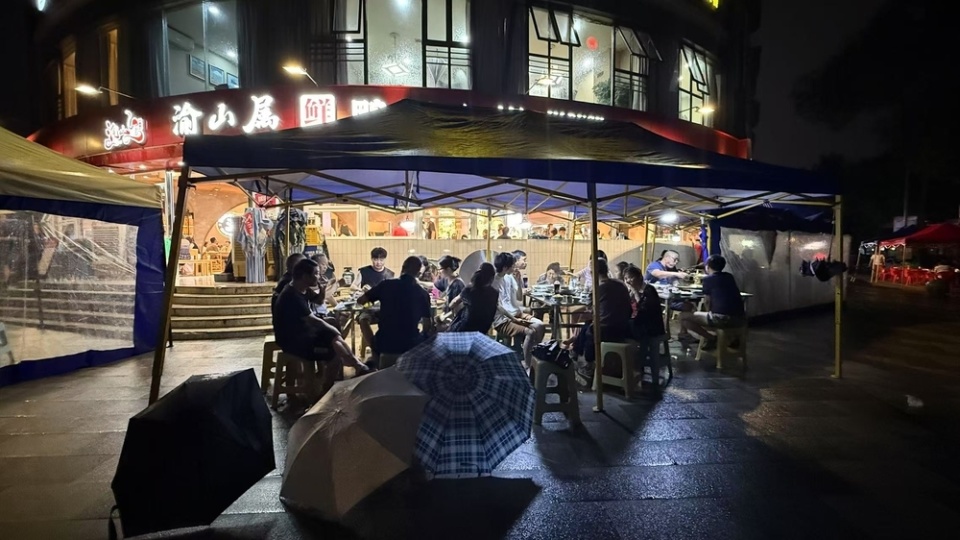 雨后成都：公安交警执勤疏导，交通有序恢复，市民走上街头散步
