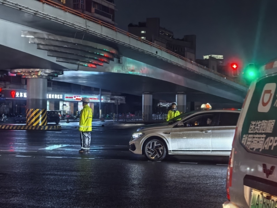 雨后成都：公安交警执勤疏导，交通有序恢复，市民走上街头散步