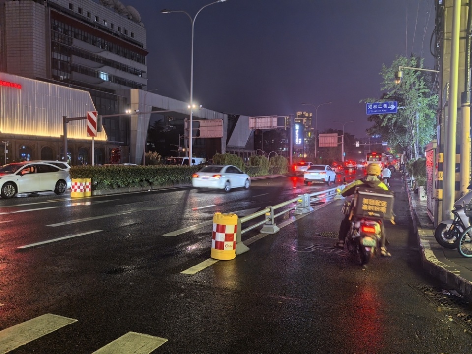 雨后成都：公安交警执勤疏导，交通有序恢复，市民走上街头散步