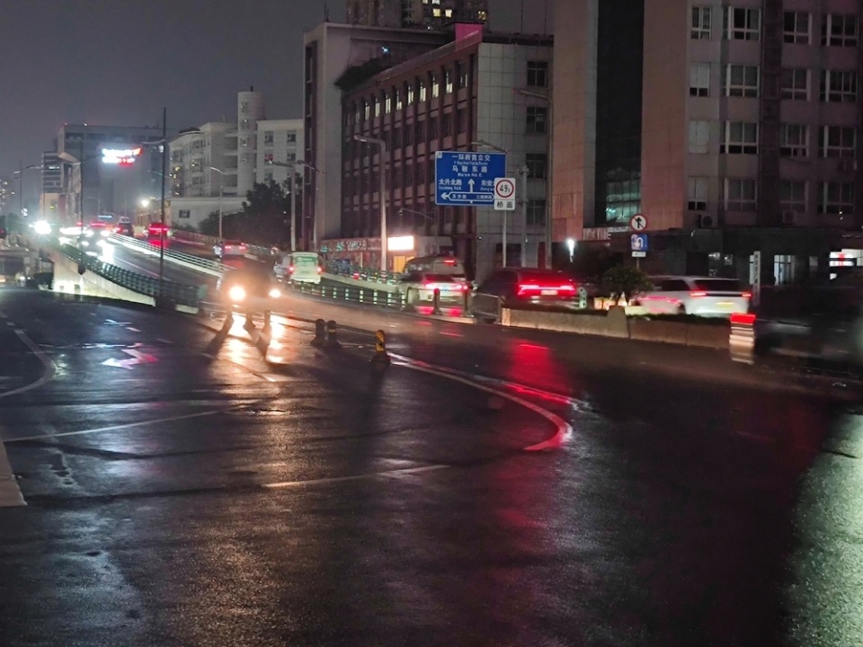 雨后成都：公安交警执勤疏导，交通有序恢复，市民走上街头散步
