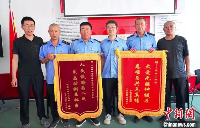 太原铁路职工暴雨中成功解救两名受困车主