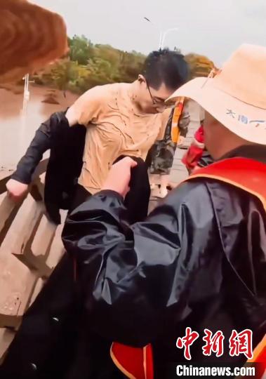 太原铁路职工暴雨中成功解救两名受困车主