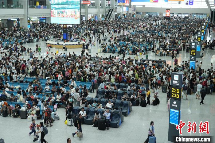 重庆遭遇强降雨天气 多趟航班、列车受影响