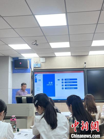 52岁“大学生”兰雄文的逆袭人生：从“卖书郎”到“准教师”