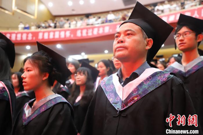 52岁“大学生”兰雄文的逆袭人生：从“卖书郎”到“准教师”