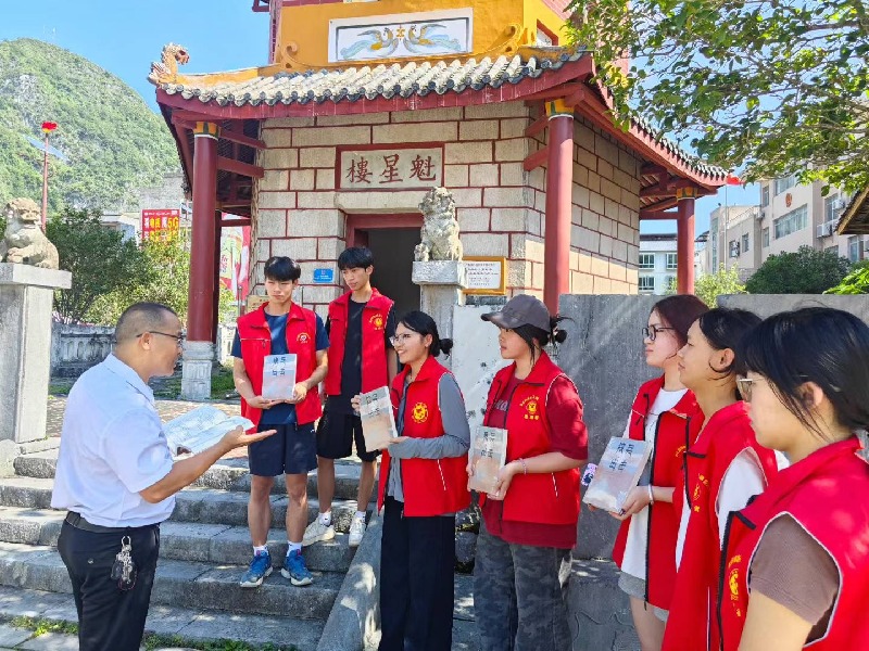 《狼兵出击》赠书活动在东兰举行 红色文化薪火相传