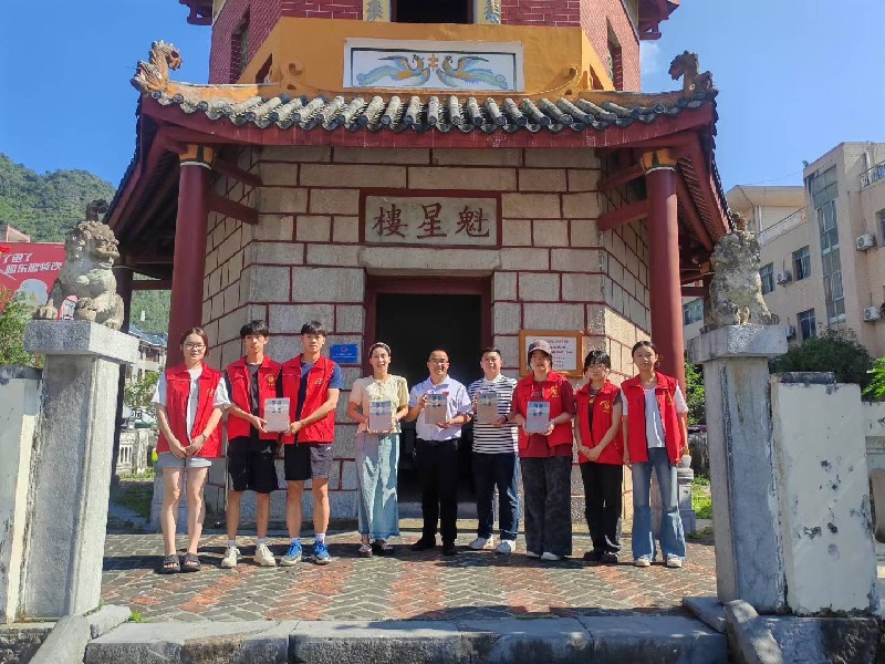 《狼兵出击》赠书活动在东兰举行 红色文化薪火相传