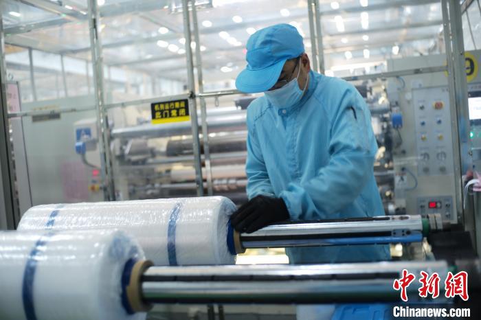 探访“中国铜箔谷”河南灵宝：铜箔企业生产忙