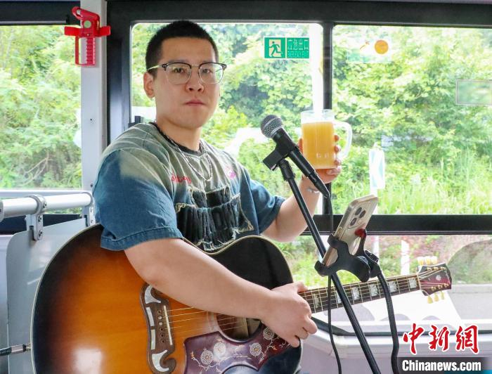 山东青岛：“微醺巴士”开拓文旅消费新场景