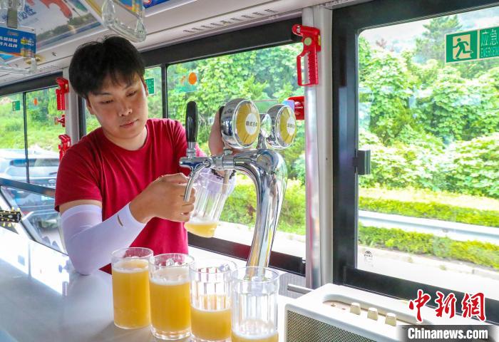 山东青岛：“微醺巴士”开拓文旅消费新场景