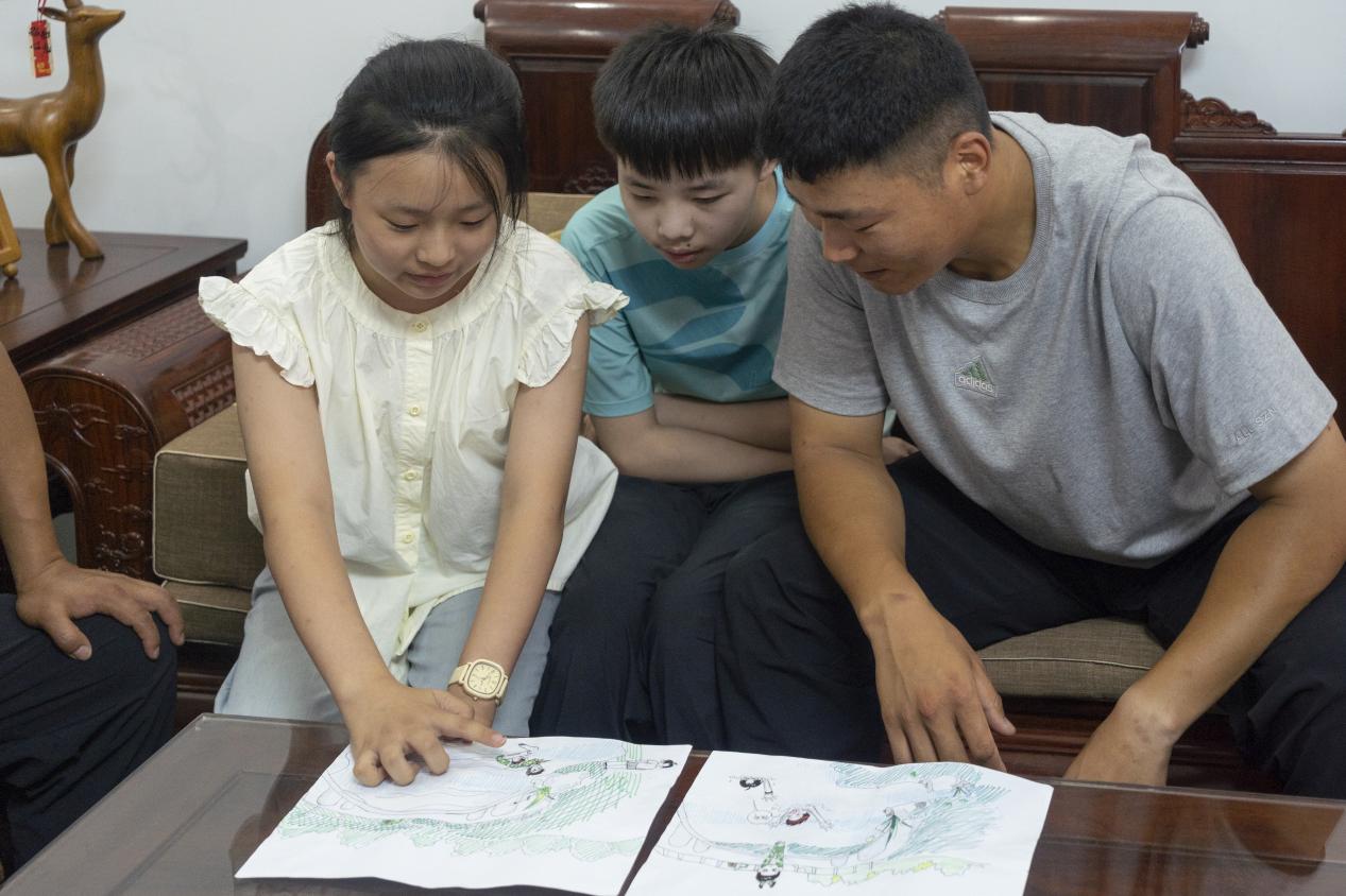 两张童画里的谢意：跨越一年的军民鱼水情