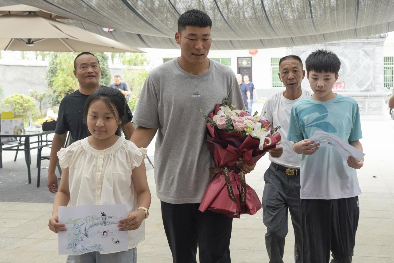 两张童画里的谢意：跨越一年的军民鱼水情