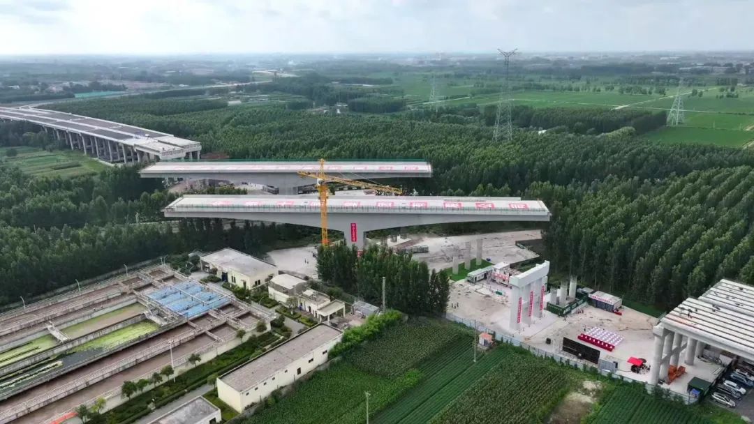 临沂至滕州高速公路上跨胶新铁路立交桥转体成功