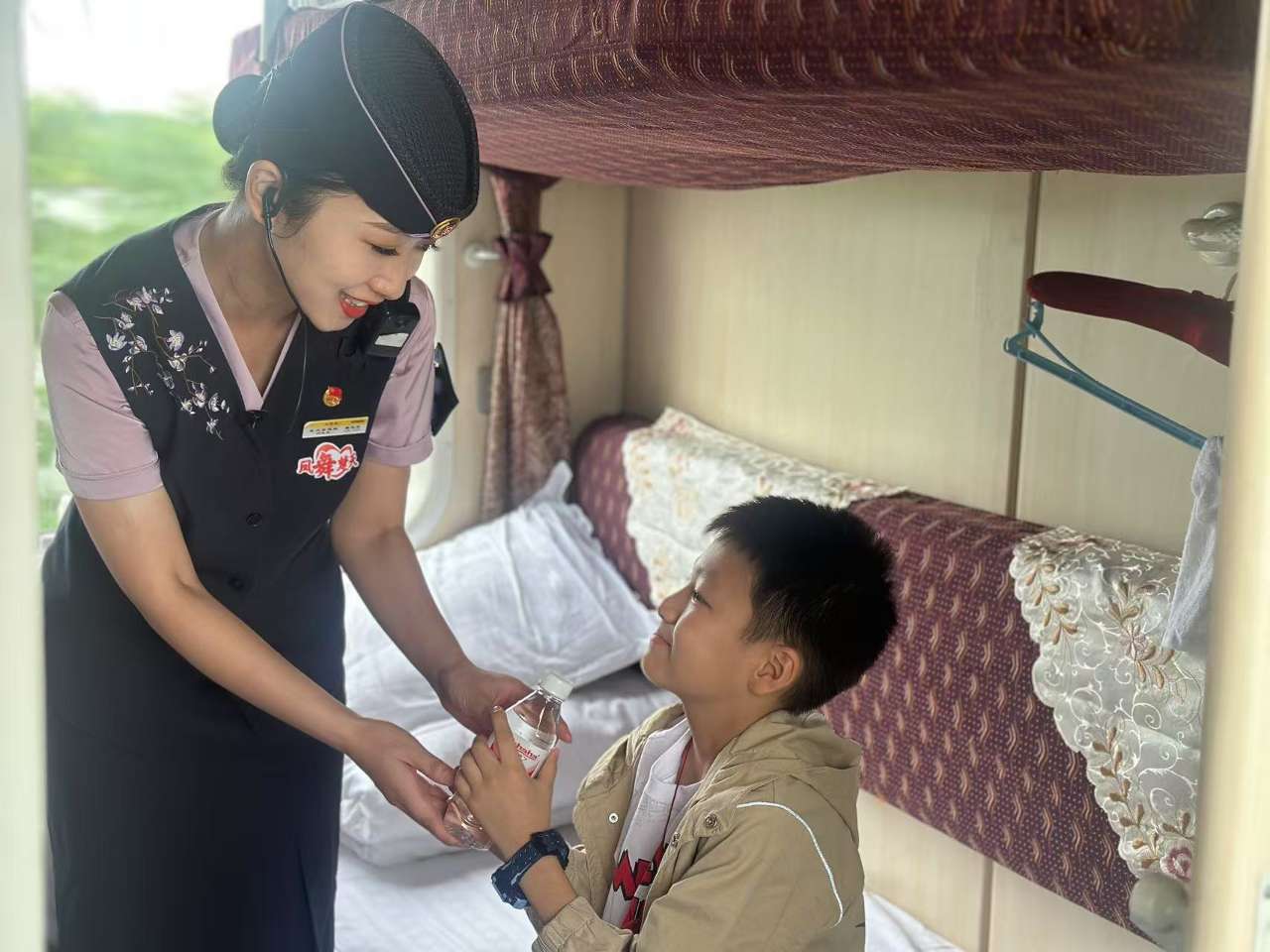 武铁首趟普惠型旅游专列从武汉始发
