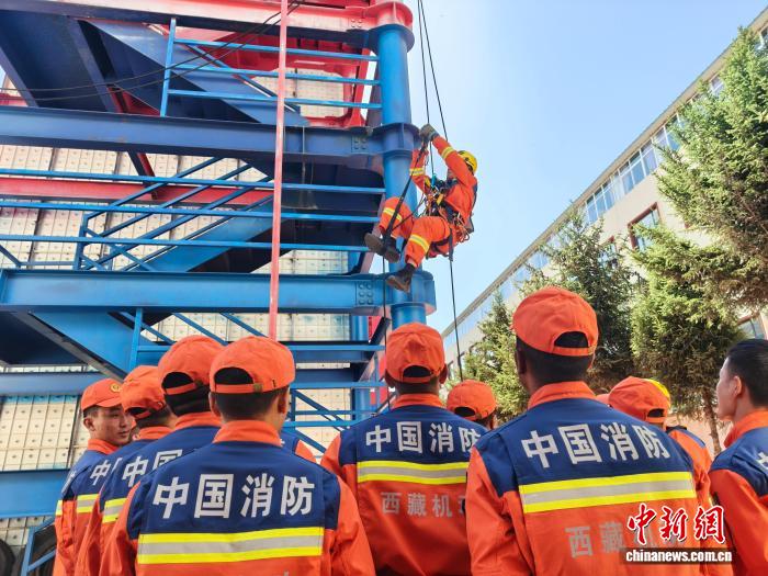 西藏林芝市森林消防开展绳索救援强化训练