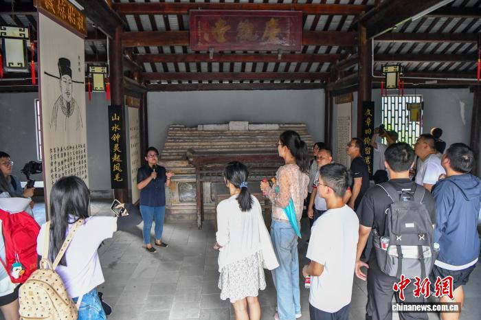 港澳大学生逐浪海南自贸港：古村烹乡味 椰林话琼韵