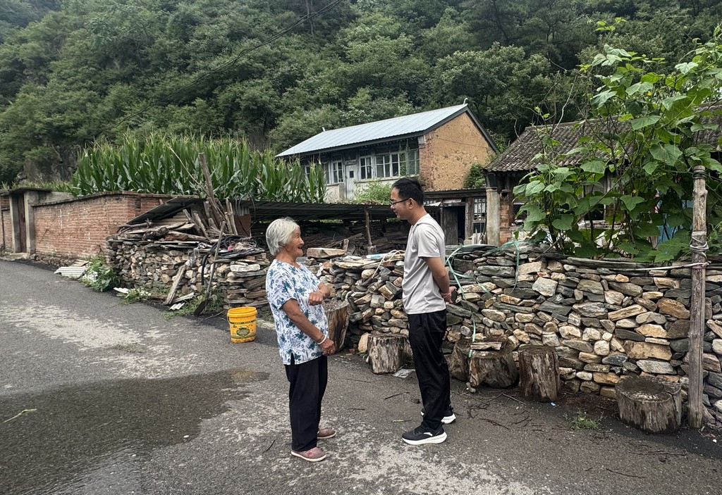 滦平县南台子西沟村山体滑坡发生后，包村干部董建国两条信息给灾后“孤岛”带来希望
