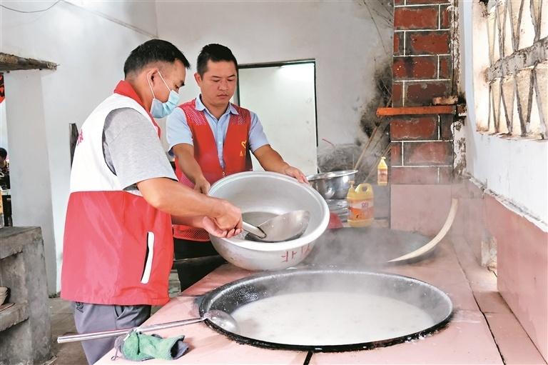 碗碗爱心粥暖了老人心 | 民生微实事 点滴暖民心