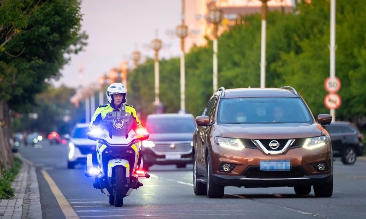 肩灯伴霓虹 黑河交警全力护航边城“夜经济”