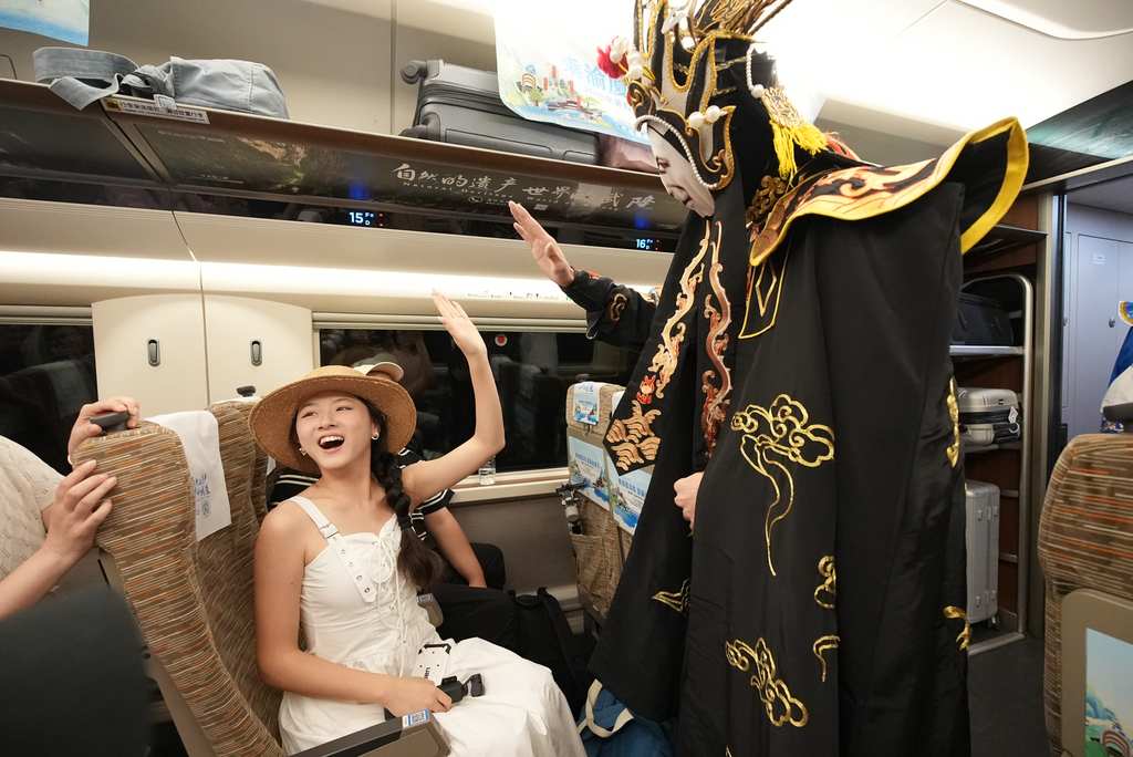 渝厦高铁串起渝东南美景 文旅达人采风活动启程