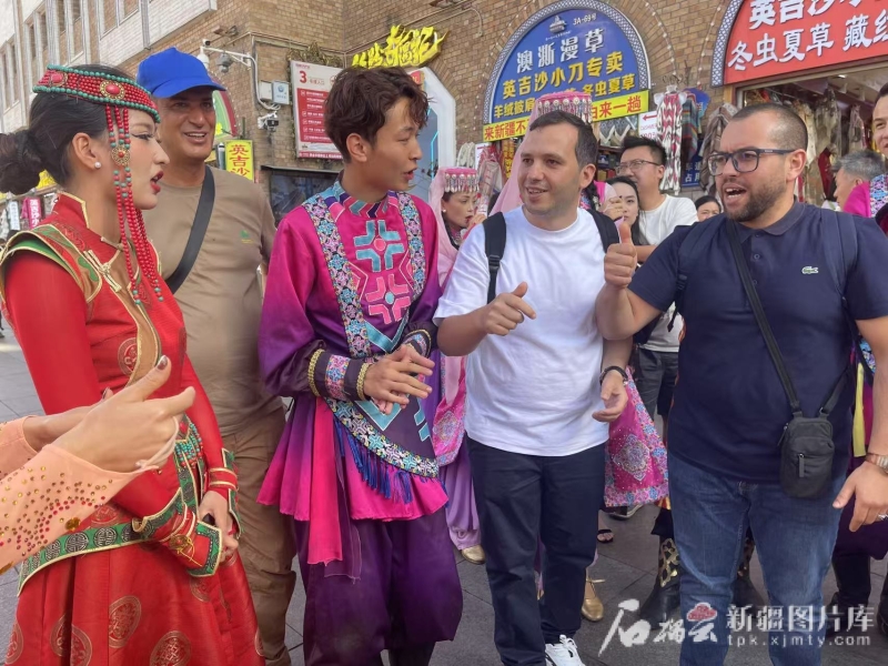 “我要把这份美好的记忆带回阿尔及利亚”——阿尔及利亚媒体学者代表团参访新疆