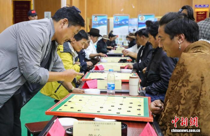 青海果洛：百余名棋手参与传统藏棋比赛