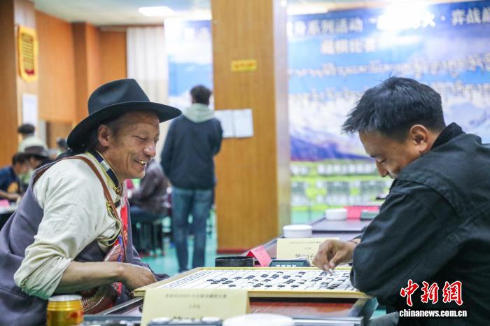青海果洛：百余名棋手参与传统藏棋比赛