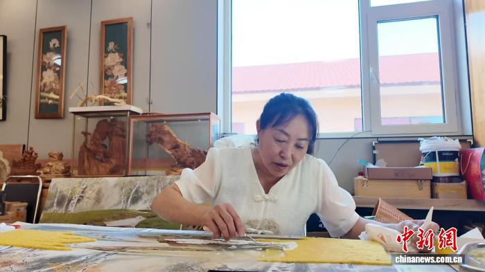 内蒙古林区：树皮作画 生活开“花”