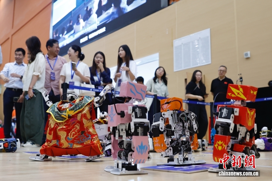 五省份高校学生同台 机器人在北京“秀舞技”