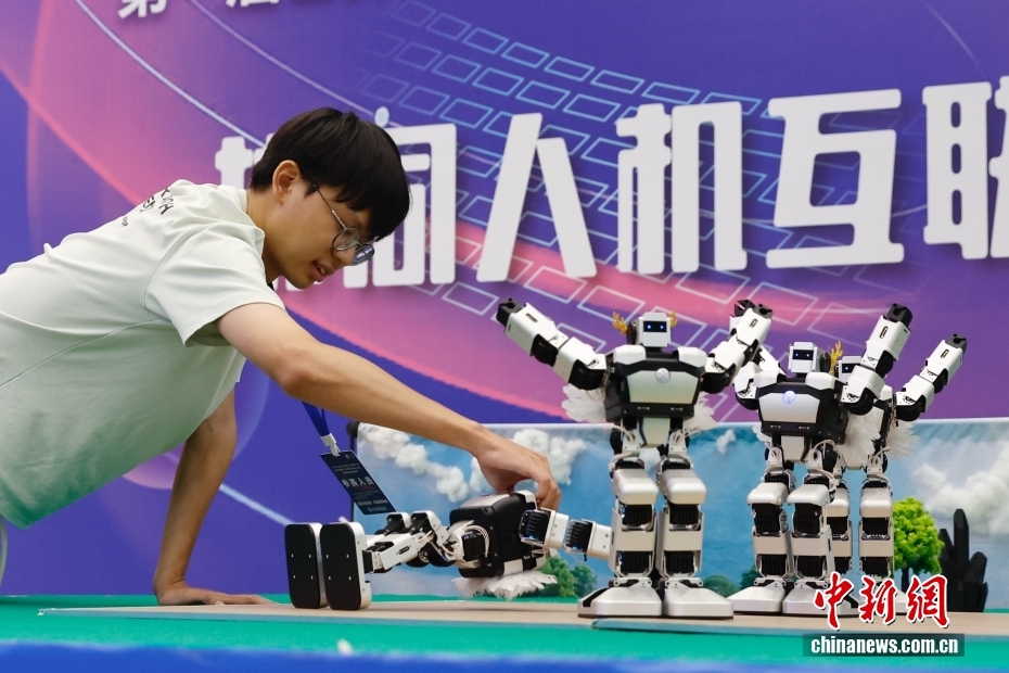 五省份高校学生同台 机器人在北京“秀舞技”