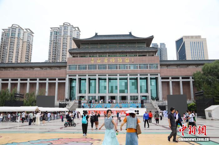 青海省博物馆迎来暑期参观热
