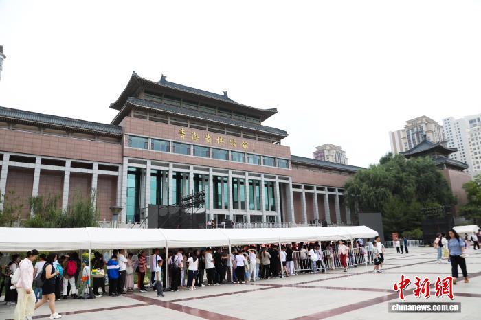 青海省博物馆迎来暑期参观热