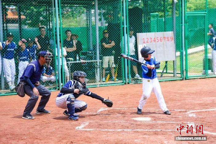 两岸棒球少年相聚昆山切磋球技