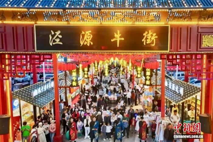 宁夏泾源：文旅活动串联“诗与远方” 游客尽享夏日清凉