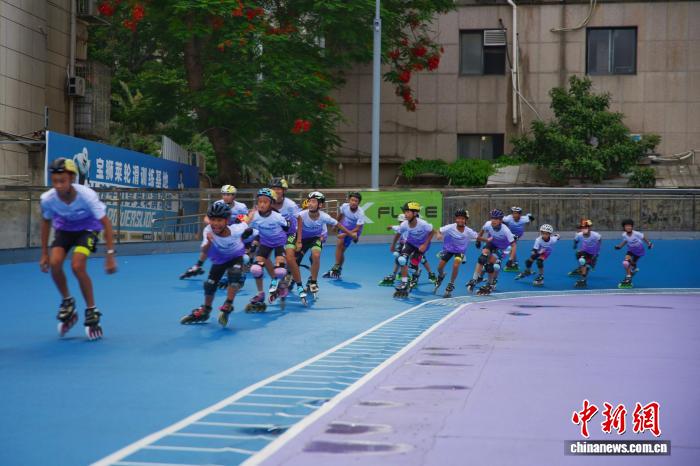 两百余名两岸轮滑爱好者厦门竞逐速度与激情