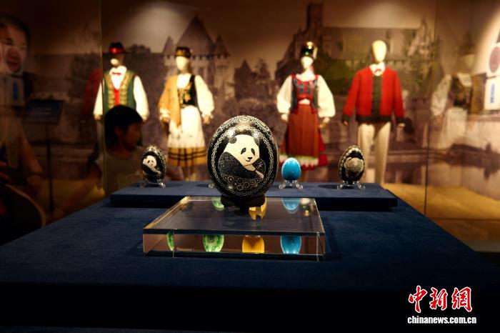 河南郑州：波兰琥珀文化艺术展吸引游人