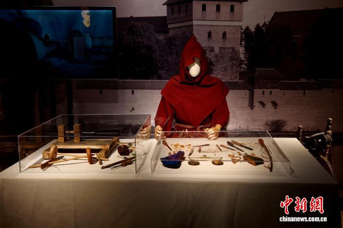河南郑州：波兰琥珀文化艺术展吸引游人
