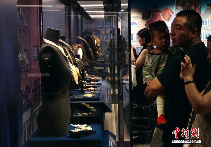河南郑州：波兰琥珀文化艺术展吸引游人
