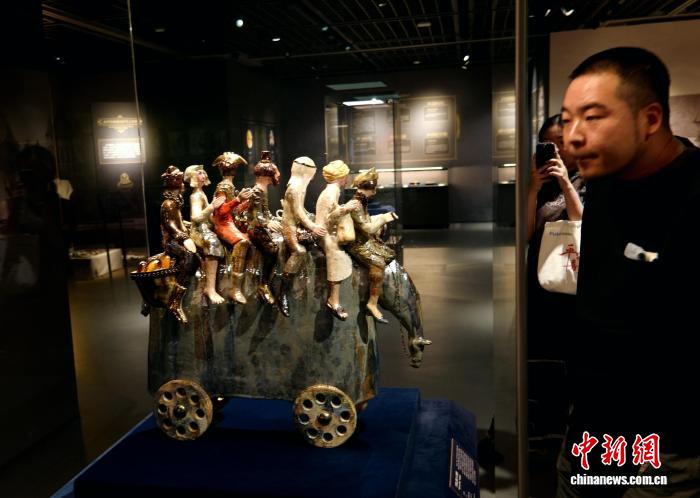 河南郑州：波兰琥珀文化艺术展吸引游人