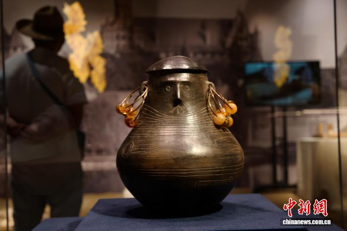 河南郑州：波兰琥珀文化艺术展吸引游人