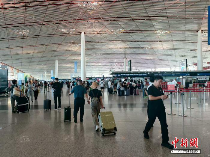 今年北京首都机场国际及地区旅客量突破1000万人次