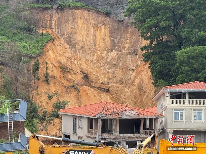 广州滑坡救援现场：被埋9小时后救出第8人