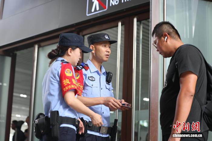 西安铁警全力护航旅客暑运出行