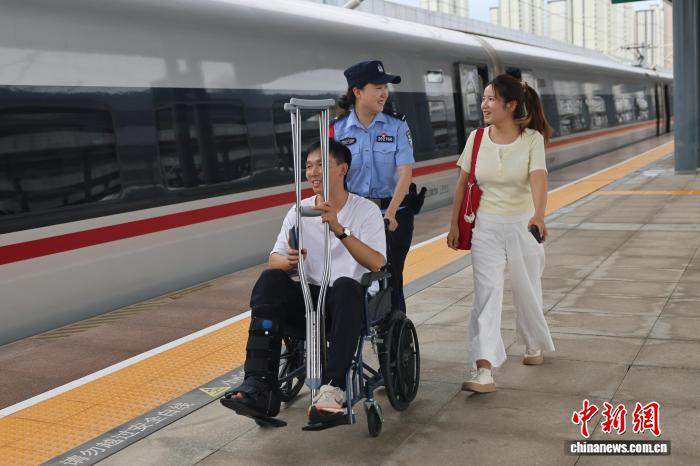 西安铁警全力护航旅客暑运出行