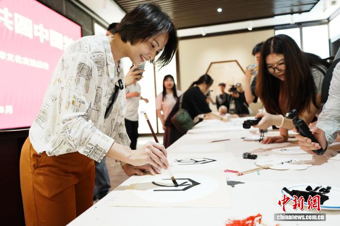 台湾网络达人在古都安阳寻汉字根源