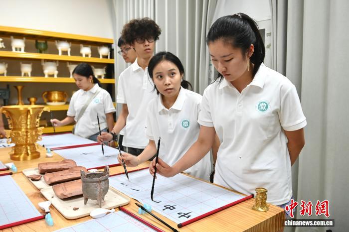 12国华裔大学生开启徽风探源之旅