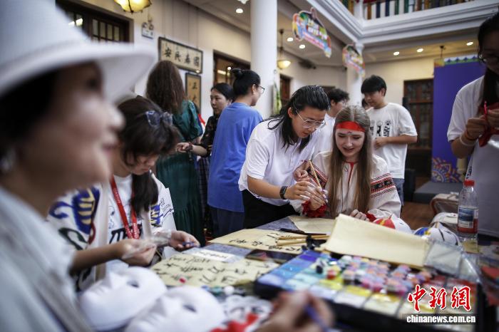 上合国家青年学生汇聚天津 文化市集绽放“万花筒”魅力