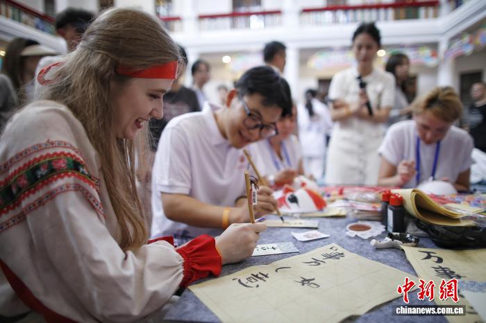 上合国家青年学生汇聚天津 文化市集绽放“万花筒”魅力